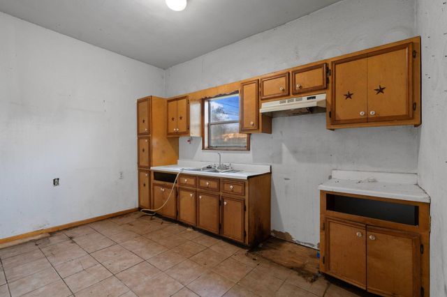 9429 E Avenue H, Houston, TX 77012