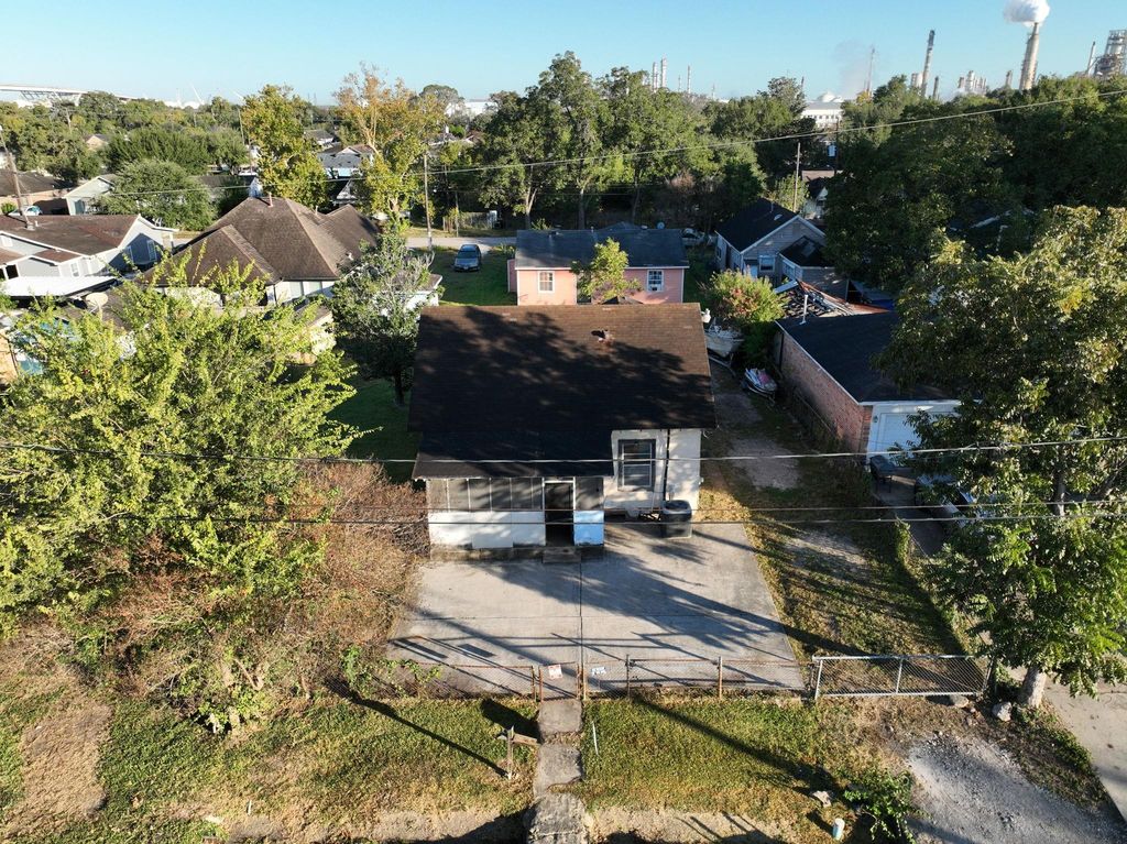 9429 E Avenue H, Houston, TX 77012