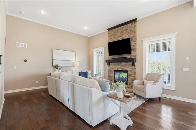 18932 W 100th Street, Lenexa, KS 66220