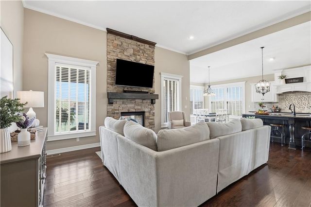 18932 W 100th Street, Lenexa, KS 66220