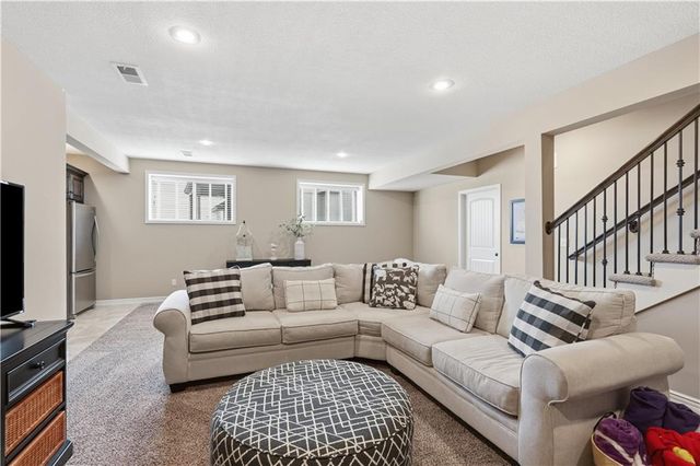 18932 W 100th Street, Lenexa, KS 66220