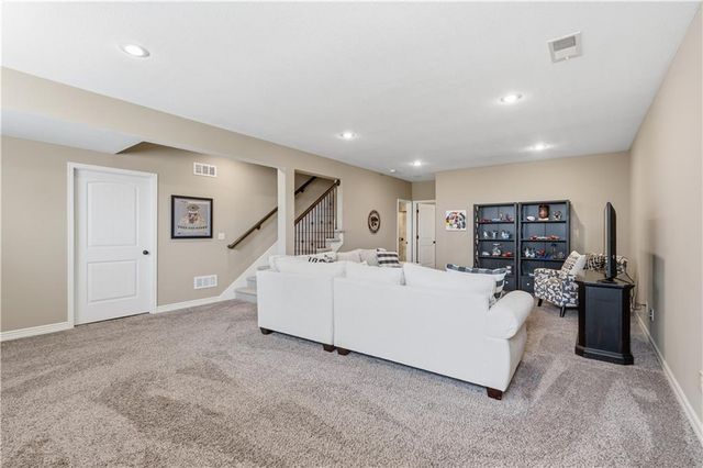 18932 W 100th Street, Lenexa, KS 66220