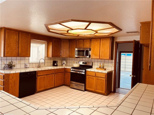 9425 Mountain Road, Pinon Hills, CA 92372