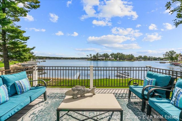 1208 N Eagle Lake Drive, Kalamazoo, MI 49009