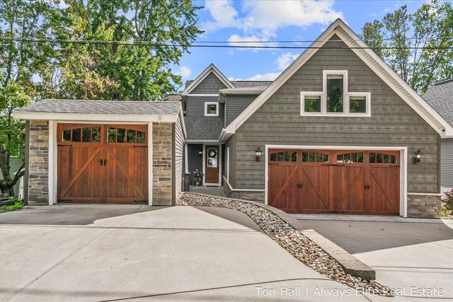 1208 N Eagle Lake Drive, Kalamazoo, MI 49009