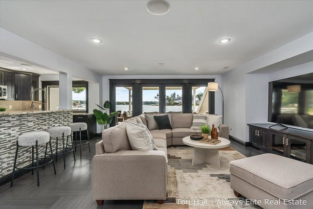 1208 N Eagle Lake Drive, Kalamazoo, MI 49009