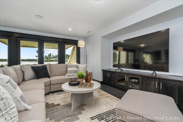 1208 N Eagle Lake Drive, Kalamazoo, MI 49009