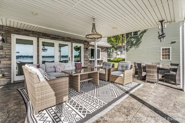 1208 N Eagle Lake Drive, Kalamazoo, MI 49009