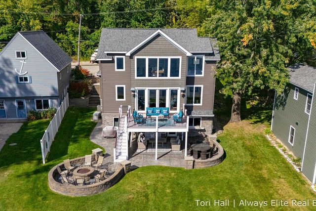 1208 N Eagle Lake Drive, Kalamazoo, MI 49009