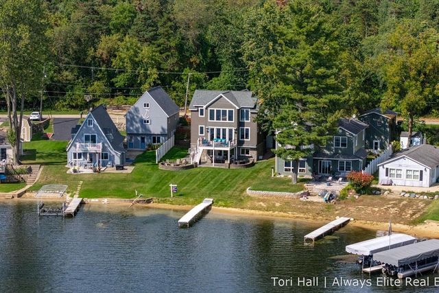 1208 N Eagle Lake Drive, Kalamazoo, MI 49009