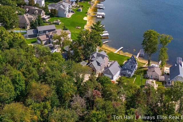 1208 N Eagle Lake Drive, Kalamazoo, MI 49009