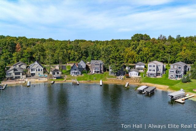 1208 N Eagle Lake Drive, Kalamazoo, MI 49009