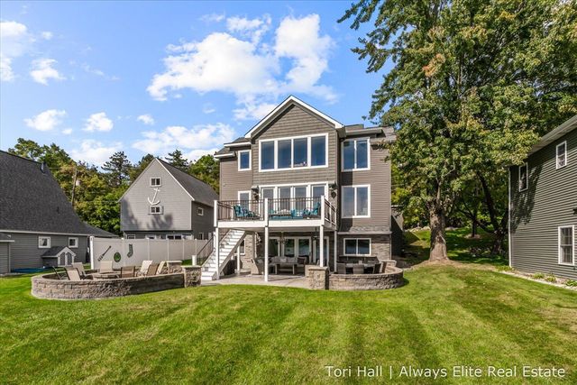 1208 N Eagle Lake Drive, Kalamazoo, MI 49009