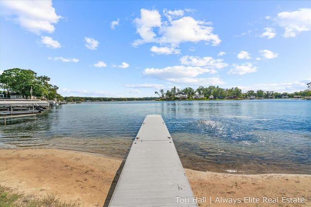 1208 N Eagle Lake Drive, Kalamazoo, MI 49009