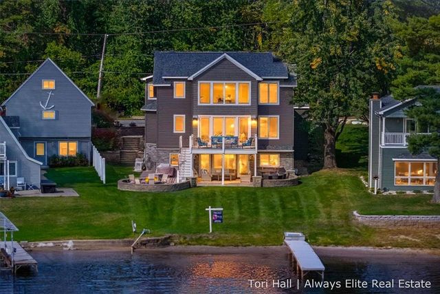 1208 N Eagle Lake Drive, Kalamazoo, MI 49009