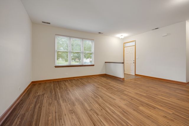407 Bluegrass Parkway, Oswego, IL 60543