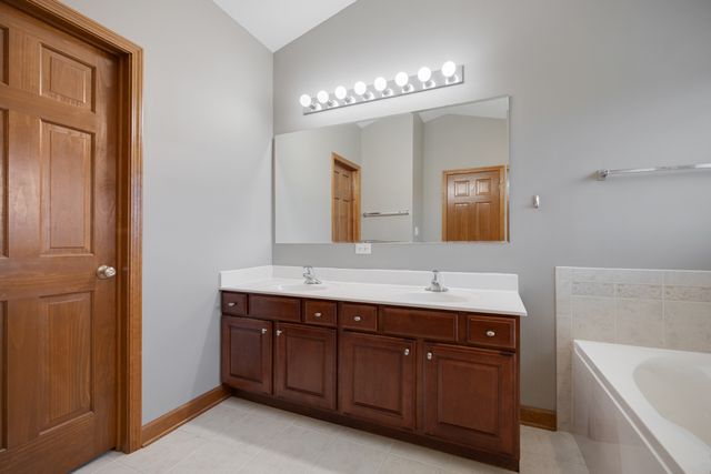 407 Bluegrass Parkway, Oswego, IL 60543