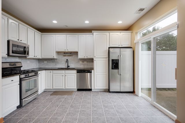 407 Bluegrass Parkway, Oswego, IL 60543