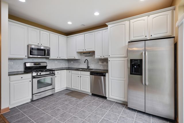 407 Bluegrass Parkway, Oswego, IL 60543