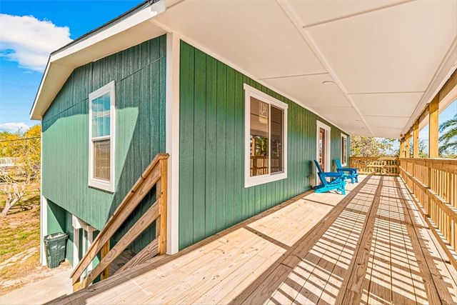 257 W Club Oak Ln, Rockport, TX 78382