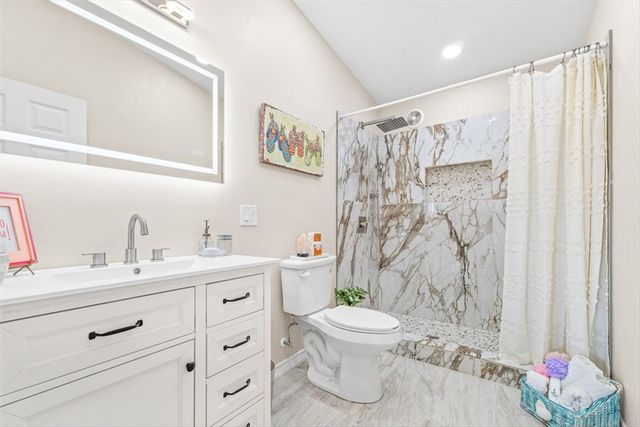 257 W Club Oak Ln, Rockport, TX 78382