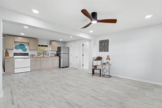 257 W Club Oak Ln, Rockport, TX 78382