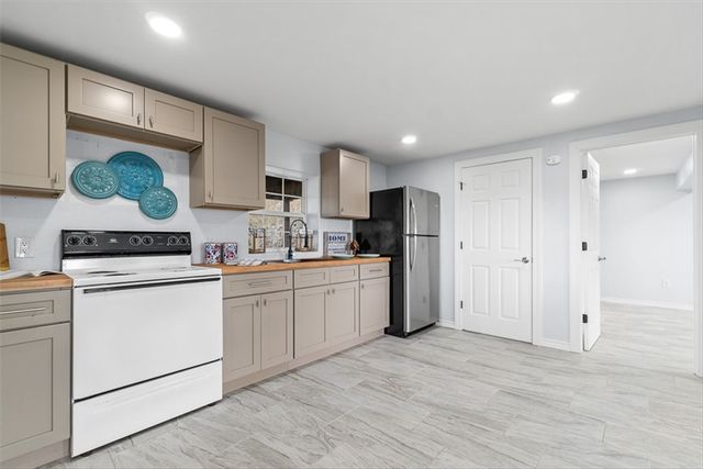 257 W Club Oak Ln, Rockport, TX 78382