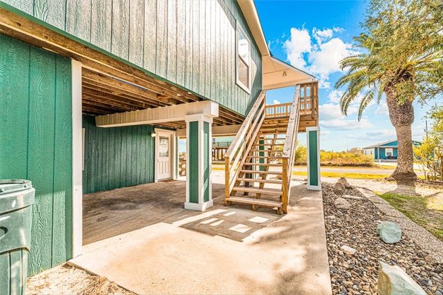 257 W Club Oak Ln, Rockport, TX 78382