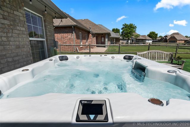 26595 Columbia Crest Drive, Claremore, OK 74019
