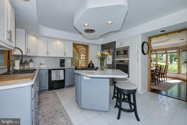 2016 WALL AVE, Burlington, NJ 08016