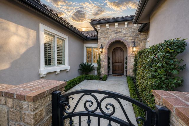 1863 E Calle Verde Way, Fresno, CA 93730