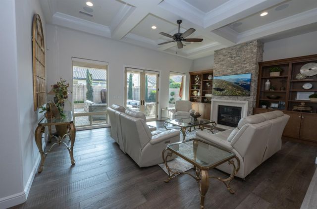 1863 E Calle Verde Way, Fresno, CA 93730