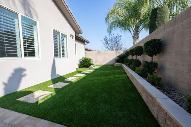 1863 E Calle Verde Way, Fresno, CA 93730