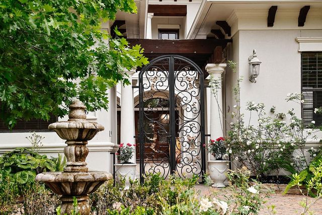 36 Golden Scroll Circle, The Woodlands, TX 77382