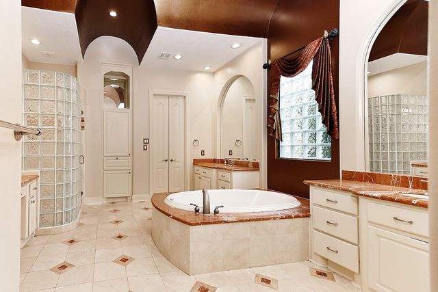 36 Golden Scroll Circle, The Woodlands, TX 77382