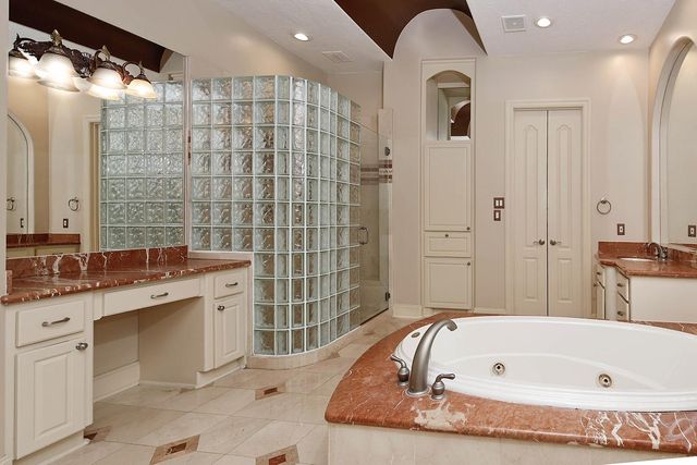 36 Golden Scroll Circle, The Woodlands, TX 77382