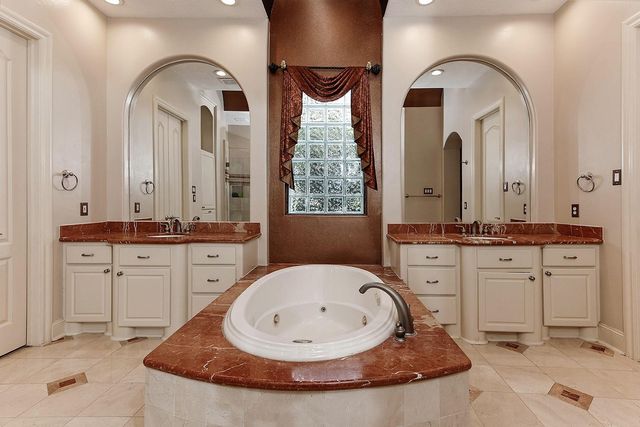 36 Golden Scroll Circle, The Woodlands, TX 77382