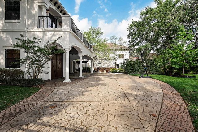 36 Golden Scroll Circle, The Woodlands, TX 77382