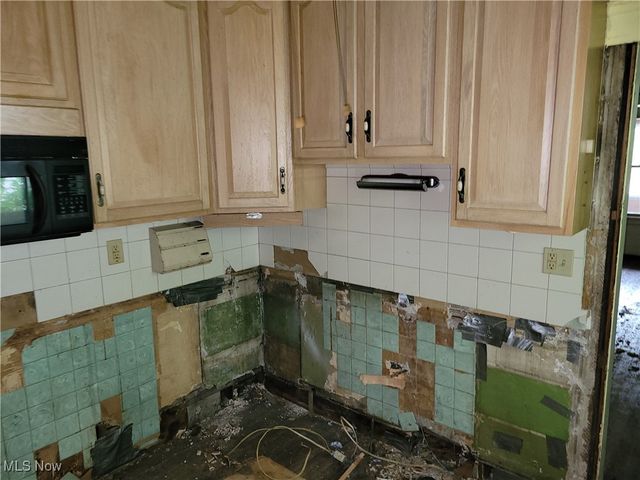 16918 Grovewood Avenue, Cleveland, OH 44110