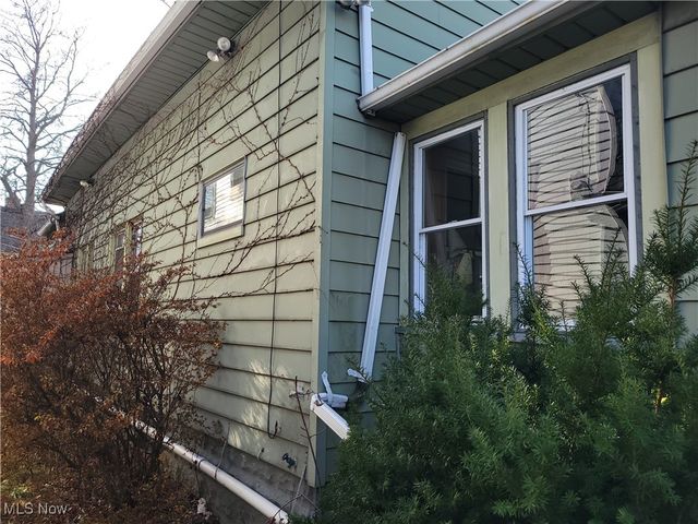 16918 Grovewood Avenue, Cleveland, OH 44110