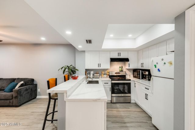 4730 W NORTHERN Avenue 1102, Glendale, AZ 85301