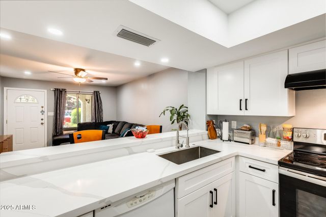 4730 W NORTHERN Avenue 1102, Glendale, AZ 85301