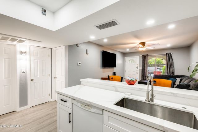 4730 W NORTHERN Avenue 1102, Glendale, AZ 85301