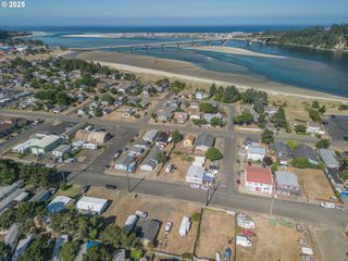 -1 Ne MILL St, Waldport, OR 97394