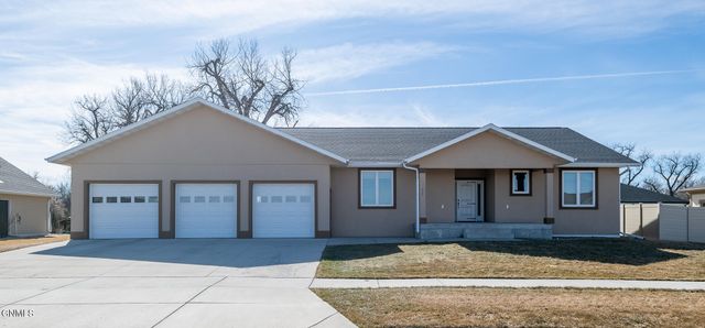 925 Glenwood Drive, Bismarck, ND 58504 property photo