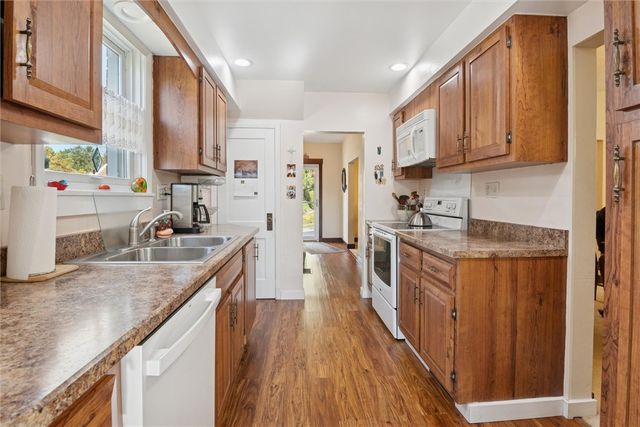 214 Parkside Ave, Mt Lebanon, PA 15228