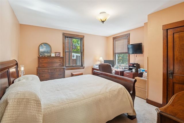 214 Parkside Ave, Mt Lebanon, PA 15228