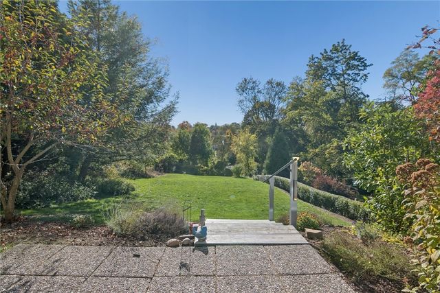 214 Parkside Ave, Mt Lebanon, PA 15228