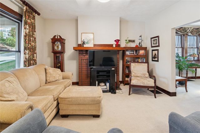 214 Parkside Ave, Mt Lebanon, PA 15228