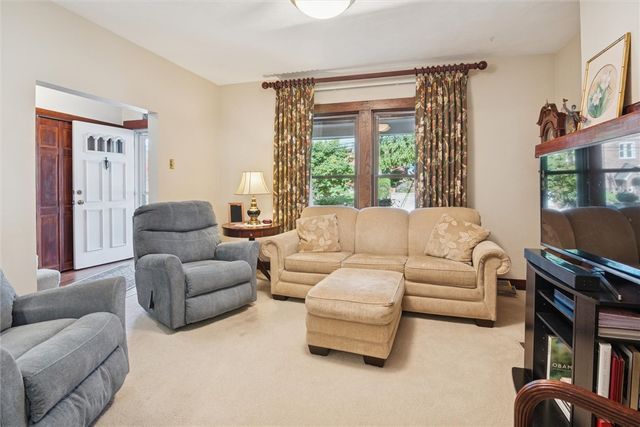 214 Parkside Ave, Mt Lebanon, PA 15228